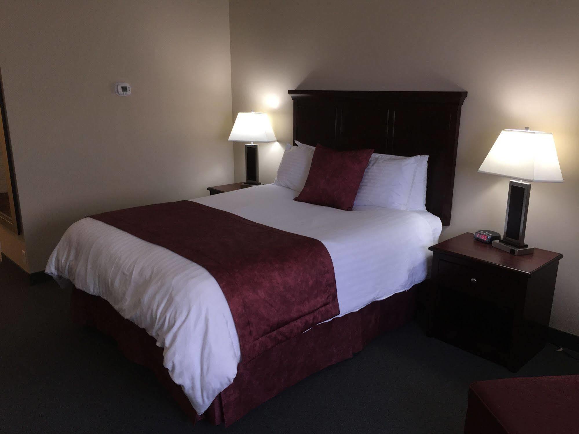 Lakeland Inn Hotel Cold Lake Ngoại thất bức ảnh